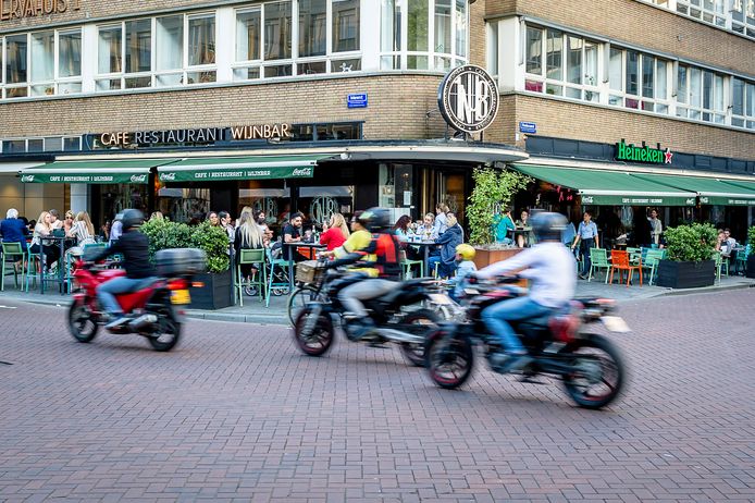 Op de Meent hebben hebben terrasbezoekers in de zomer veel last van ronkende motoren