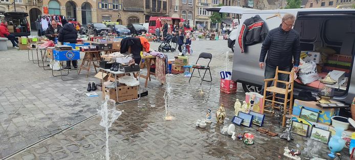 Een toevallige passant maakte deze beelden zondag van de fonteinen die plots begonnen te spuiten tijdens de rommelmarkt.