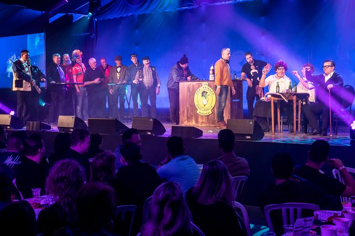 De club van Oud Prinsen op het podium.