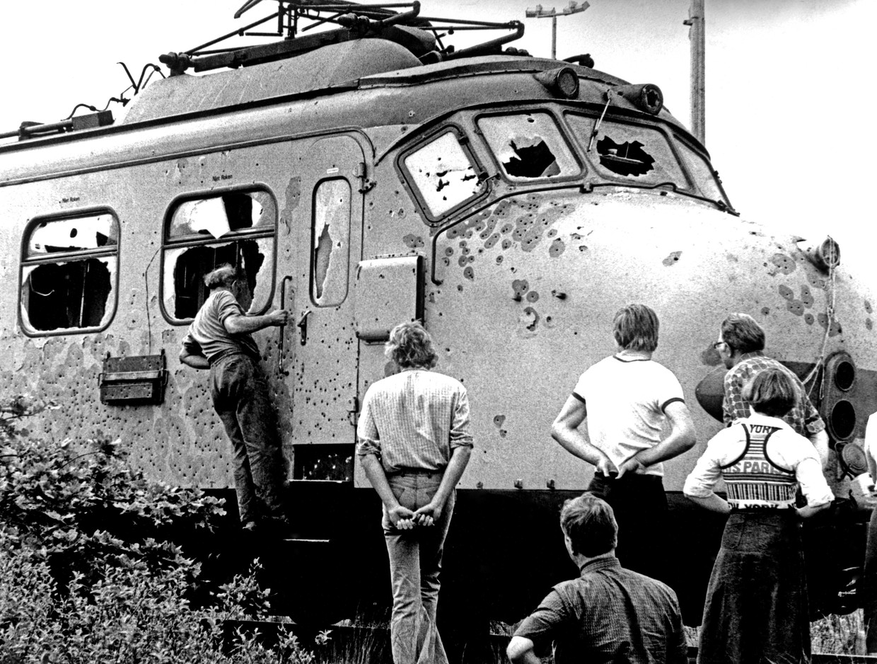 De met kogels doorzeefde trein bij spoorwegovergang de Punt.  Beeld ANP