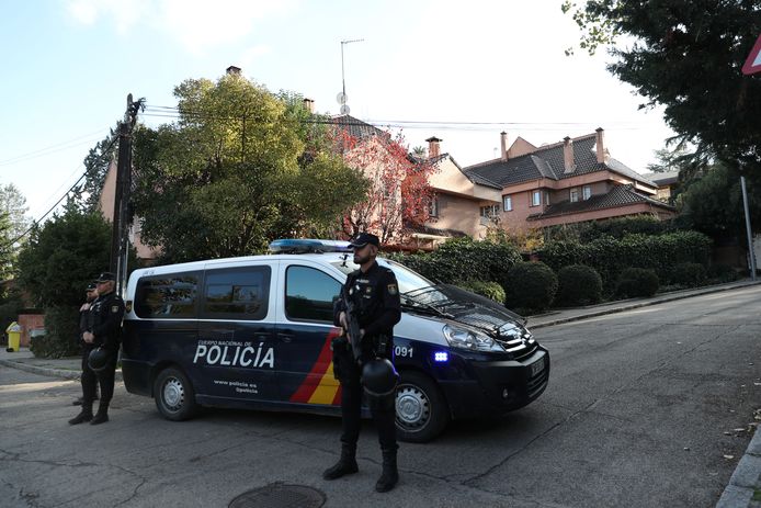 Spaanse politieagenten bij de Oekraïense ambassade in Madrid na de bezorging van een bloederig pakket, op 2 december.