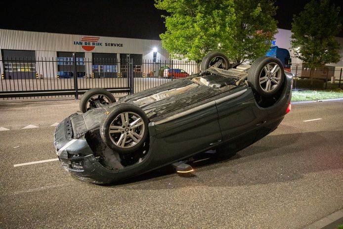 Bij de botsing op de Leemstraat in Roosendaal zijn twee inzittenden gewond geraakt. De bestuurder van de andere auto is meegenomen naar het politiebureau.