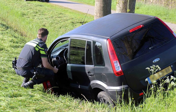 De gasten Lezen Bevestigen Auto in een greppel in Waalwijk, bestuurder is nergens te bekennen | 112 |  bd.nl
