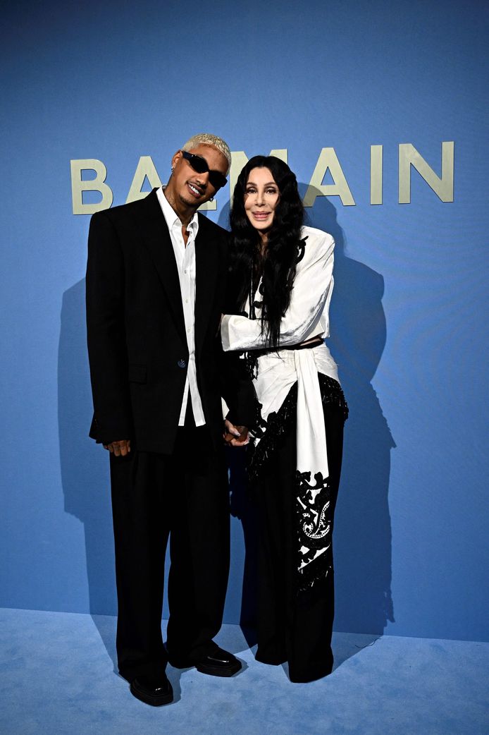 Cher en Alexander Edward verschijnen samen op de rode loper van modehuis 'Balmain'.