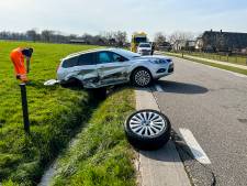 Auto verliest wiel en eindigt met achterkant in weiland na aanrijding bij Vaassen