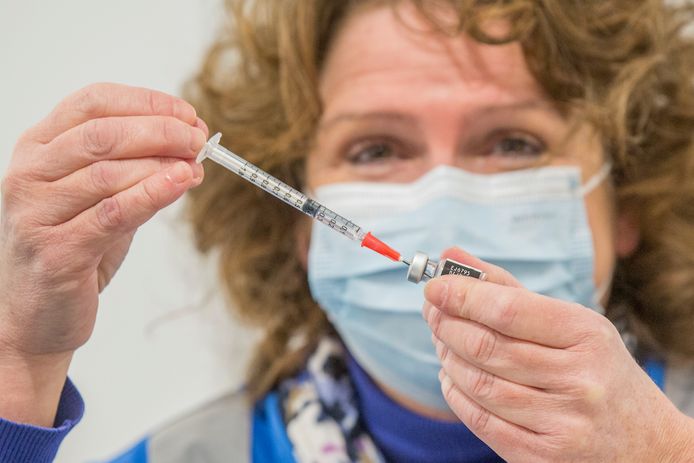Vullen van injecties  in de Zeelandhallen.