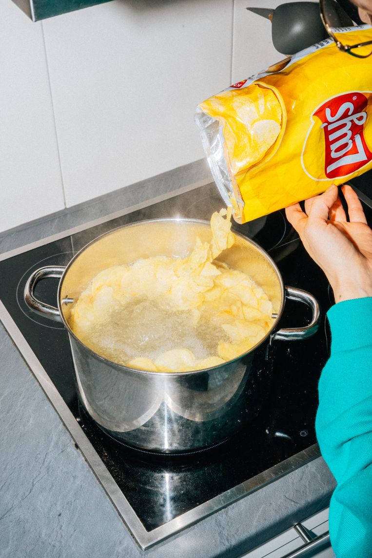 Chips in kokend water met een klontje boter geeft... aardappelpuree! Beeld Lea Sofia Fichtner