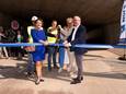 De fietstunnel sluit naadloos aan op de toekomstige overkapping van de Oosterweelverbinding ter hoogte van Hof ter Lo en het Ringfietspad. Links op de foto: Lydia Peeters, rechts: Bart Van Camp, directeur bij Lantis.
