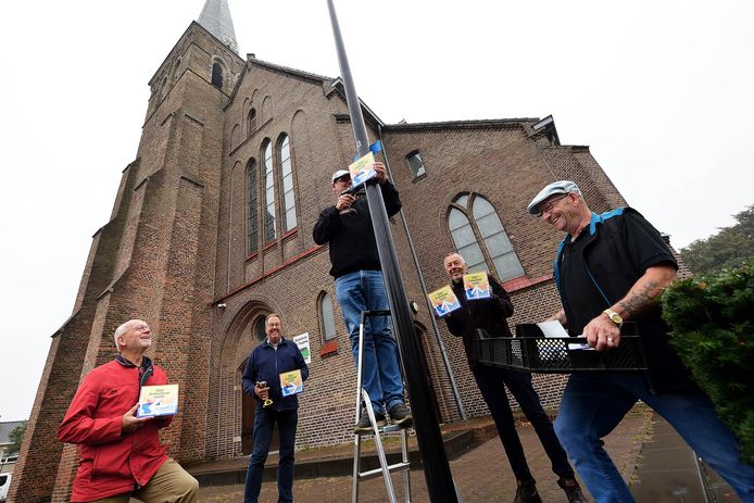 Bewegwijzering van Sint Franciscus fietsroute door de gemeente Rucphen. Met v.l.n.r. Kees Gommers, Jac van Trijp. Jan van de Broek, Martien Smulders en Kees Koevoets.