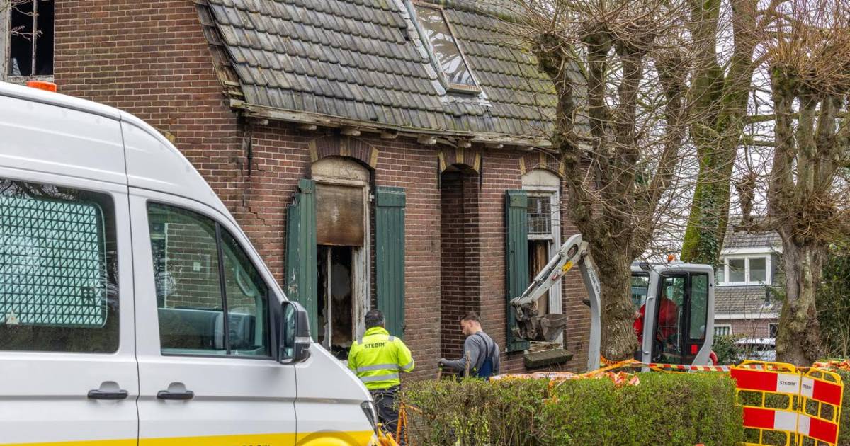 Vervallen pand fikt af, eigenaar vermoedt brandstichting: ‘Gisteravond stonden er drie scooters voor