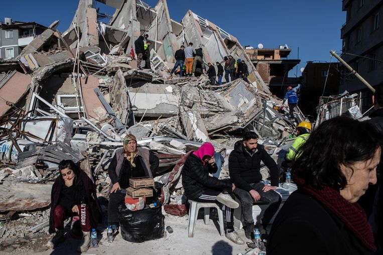 Mensen in de provincie Hatay wachten op nieuws over hun geliefden. Beeld Getty Images