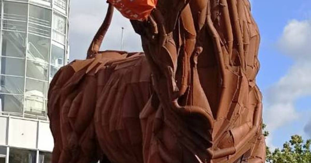 Rode lap voor de Amersfoortse Stier: stalen dier heeft een mondkap op ...