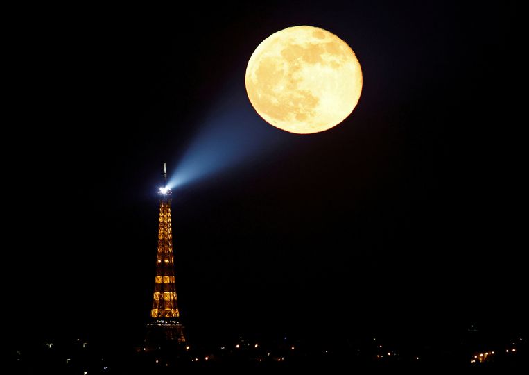 Een eerdere supermaan, gezien boven Parijs. Beeld REUTERS