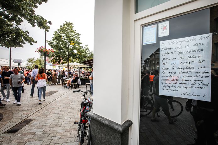 Een beeld van afgelopen zondag: waar de mensen nu passeren, moest normaal het terras van New Senses staan. Op de achtergrond zie je de overvolle terrassen van de buren