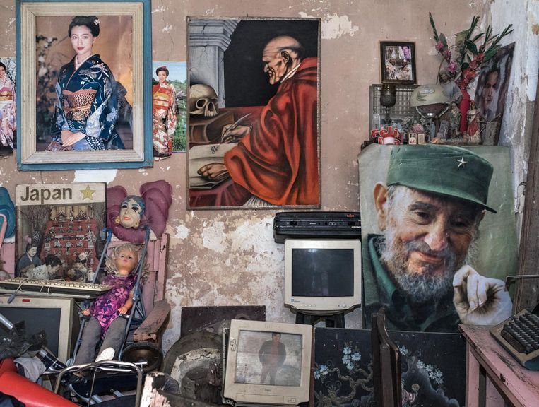 Drie maanden lang reisde De Keyzer door Cuba en legde vast hoe de macht van het communisme langzaam verdwijnt. Beeld Carl De Keyzer