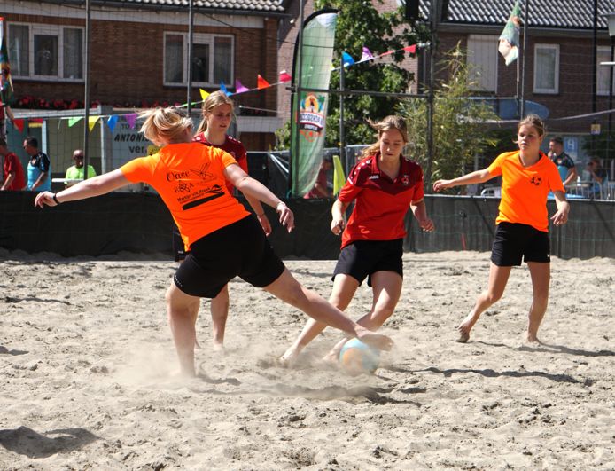 Een zonovergoten beachsoccer met voor het eerst ook meisjes en vrouwen als deelnemers.