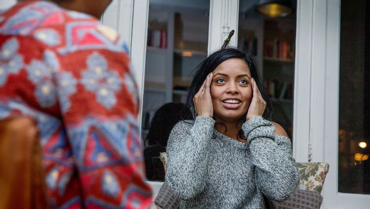 Een deelnemer van The Therapy Club in Amsterdam vertelt over haar gevoelens. Beeld Foto: Jean-Pierre Jans