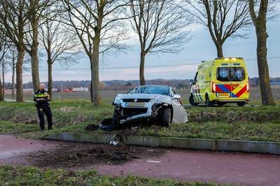 Auto belandt in sloot bij Oudenbosch en verliest bumper, bestuurder raakt niet gewond
