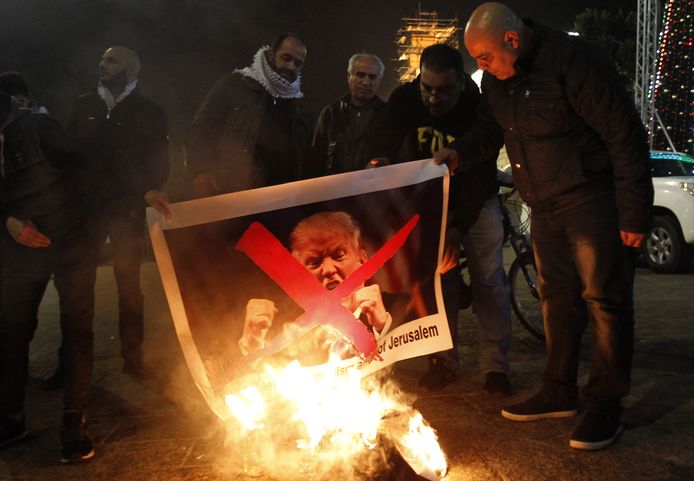 Boze Palestijnen verbrandden afgelopen nacht al portretten van Donald Trump.
