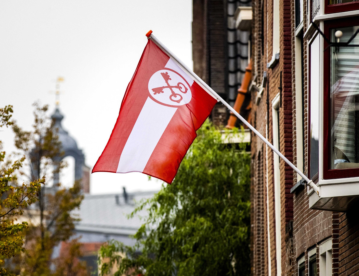 Rood en witte versieringen tijdens Leidens Ontzet. De viering en herdenking van het geplande evenementen is dit jaar, door de toename van het aantal coronabesmettingen, grotendeels digitaal te volgen via een livestream.  Beeld ANP