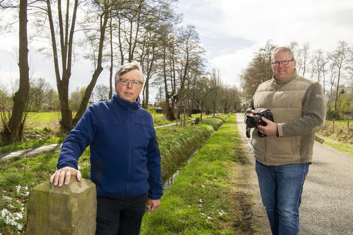Bruisend Overdinkel komt met een film over het smokkelverleden van het dorp. Een interview met Dick Grovenstein (links) . Robert Bos is de voorzitter van Bruisend Overdinkel. Beiden staan naast de grens (de sloot) aan de Nederlandse kant.