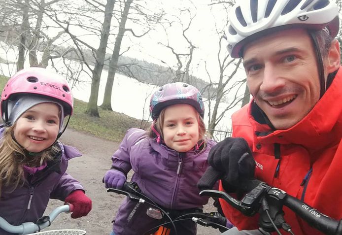 Cédric Van Branteghem woont in Stockholm bij zijn vrouw Louise en dochters Ebba (links) en Julia (rechts).