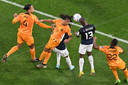 Virgil van Dijk en Nathan Aké in duel met Enner Valencia.