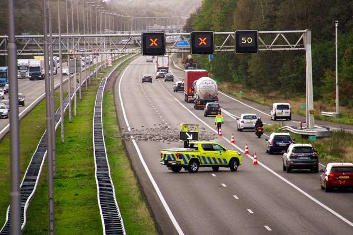 Twee rijstroken lagen bezaaid met de bakstenen.