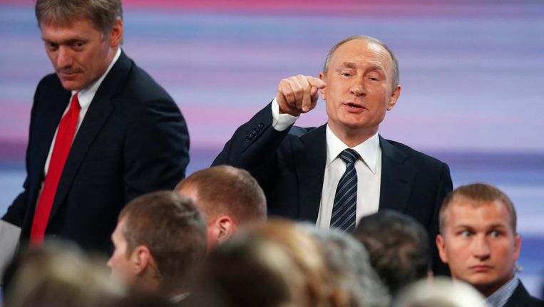 President Poetin met zijn perschef tijdens een jaarlijkse massaal bijgewoonde persconferentie in Moskou. Beeld epa
