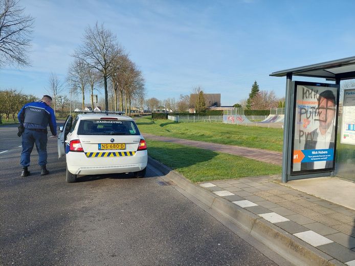 Handhaving van de gemeente Lingewaard is woensdag bezig om de schade in beeld te brengen.