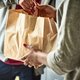 Maaltijdbezorgdiensten voor ouderen steeds populairder: dit is waar je op moet letten