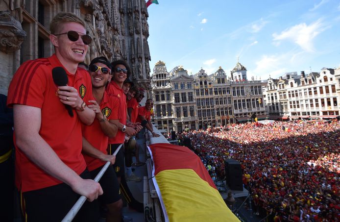 Kevin De Bruyne, Eden Hazard en de andere Rode Duivels vieren de derde plaats op het WK van 2018 met duizenden Belgen in Brussel.