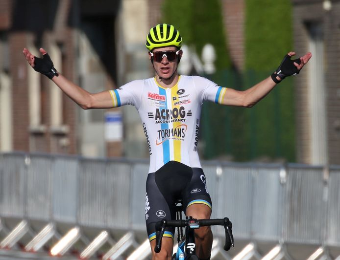 West-Vlaams kampioen Ramses Debruyne zette in de finale van de kermiskoers in Outrijve de sprinters een neus.