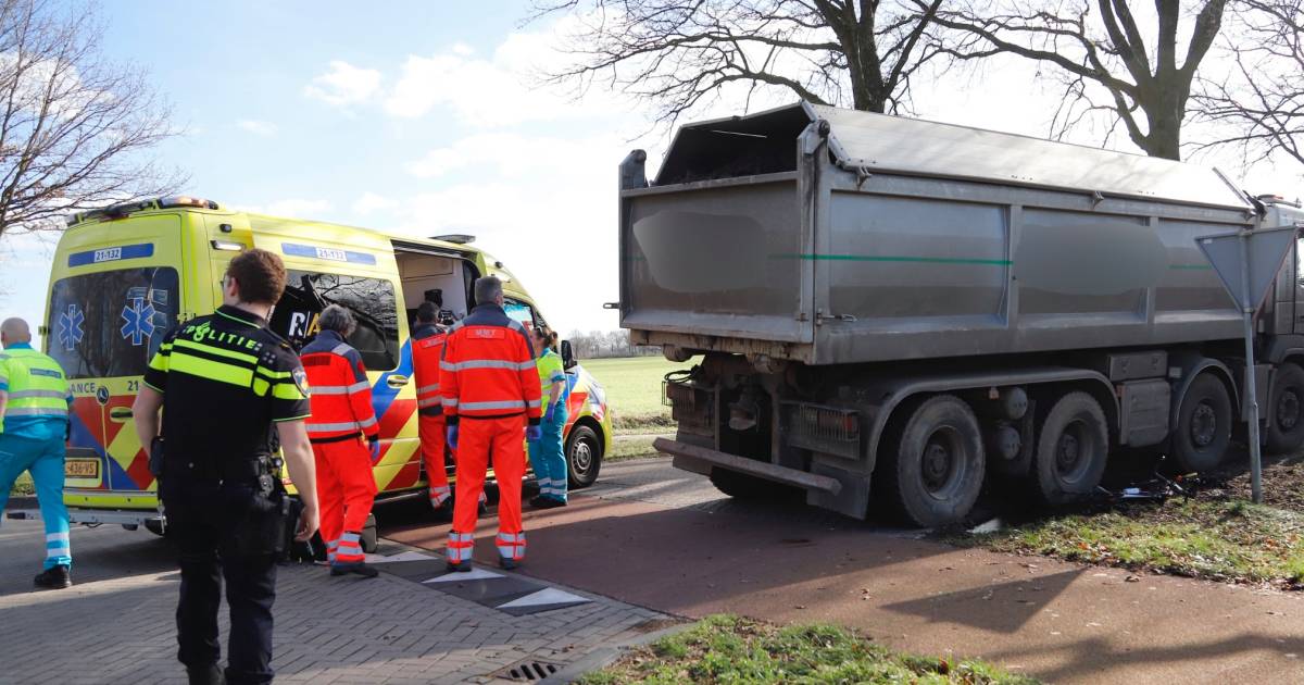 Wielrenner komt onder vrachtwagen in Ledeacker; met spoed naar ziekenhuis