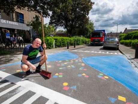 Basisschool in Apeldoorn haalt er een kunstenaar bij om verkeerssituatie te verbeteren