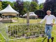 De opbouw voor het parkfeest in het Oosterhoutse Slotpark is in volle gang. Voorzitter Jos Zimmerman is daar uiteraard ook bij.