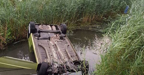 Drie mensen roepen om hulp vanuit auto die ondersteboven in de sloot ligt - De Gelderlander