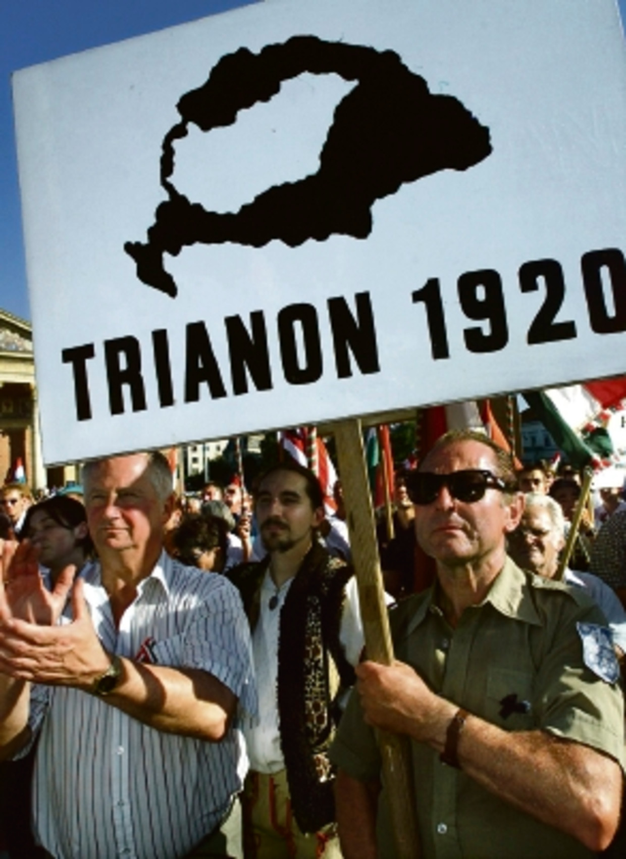 Hongaren tijdens een protestbijeenkomst op 4 juni 2000 in Boedapest, toen het tachtig jaar geleden was dat 'Trianon' werd getekend. ( FOTO EPA) Beeld 