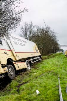 Vrachtwagen in greppel naast A58 bij Oirschot: cabine van chauffeur deukt volledig in door botsing met boom