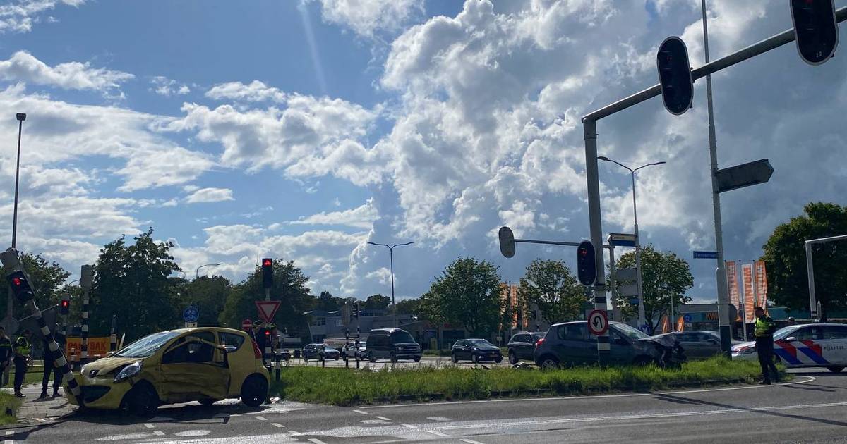 Automobilist uit Groningen en drie passagiers naar ziekenhuis na ongeluk bij Ommen. Stadjer had mogelijk te veel gedronken.