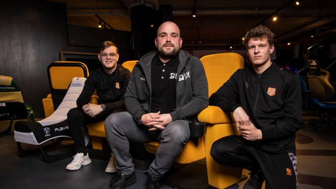 Rory is trainer bij FC Volendam en NEC (hij staat niet op een voetbalveld maar in een game-ruimte)