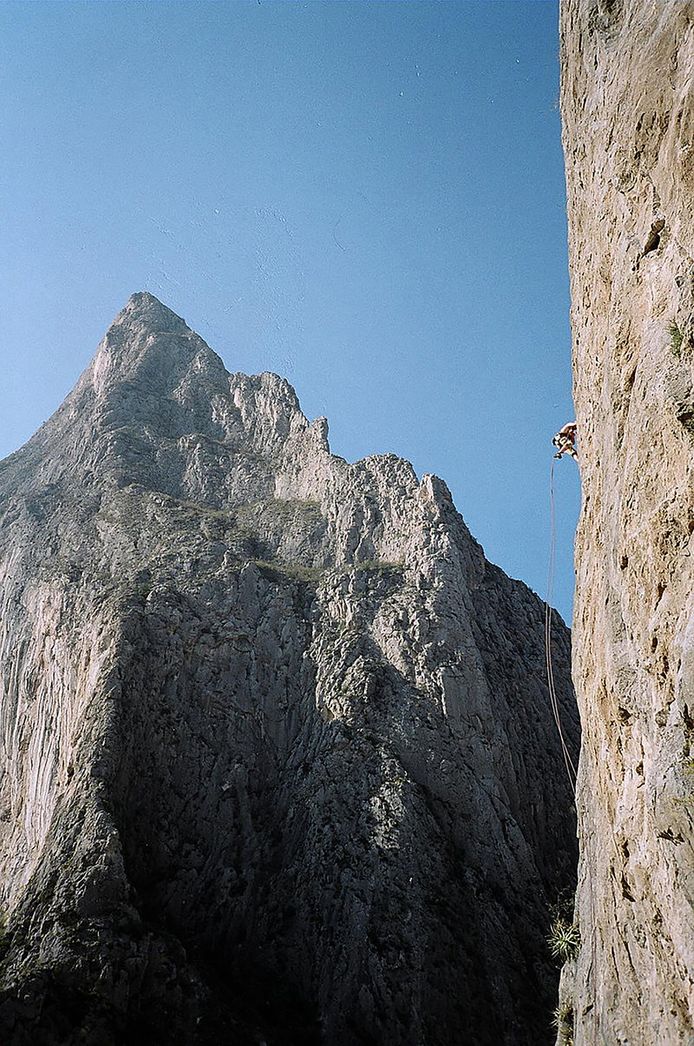 De steile bergwand in El Potrero Chico waar de recordklimmer viel.