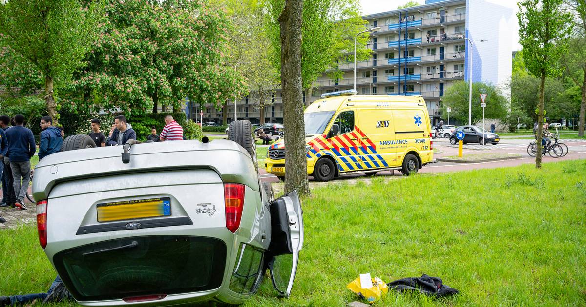 Auto slaat over de kop na botsing in Tilburg.