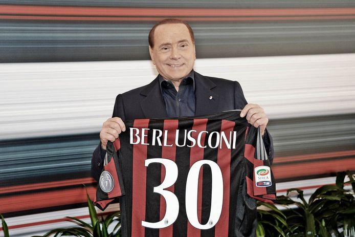 Berlusconi viert zijn dertigjarige carrière bij AC Milan.