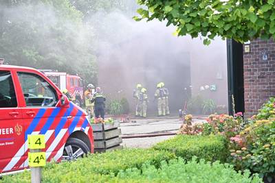 Aanhanger in schuur vliegt in brand in Ulvenhout, een persoon nagekeken door ambulance