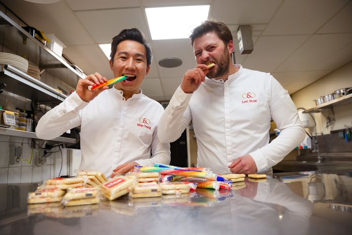 Serie Afgekocht - Sint Willebrord - 8-2-2022 - Foto: Pix4Profs/Marcel Otterspeer - De souschefs Mike Tsang en Levi Bunt van sterrenrestaurant O&O hebben de halve finale bereikt van Snackmaster bij RTL, ze maakten het best Ligakoeken en Oosterhoutse zuurstokken na. EEN OPDRACHT