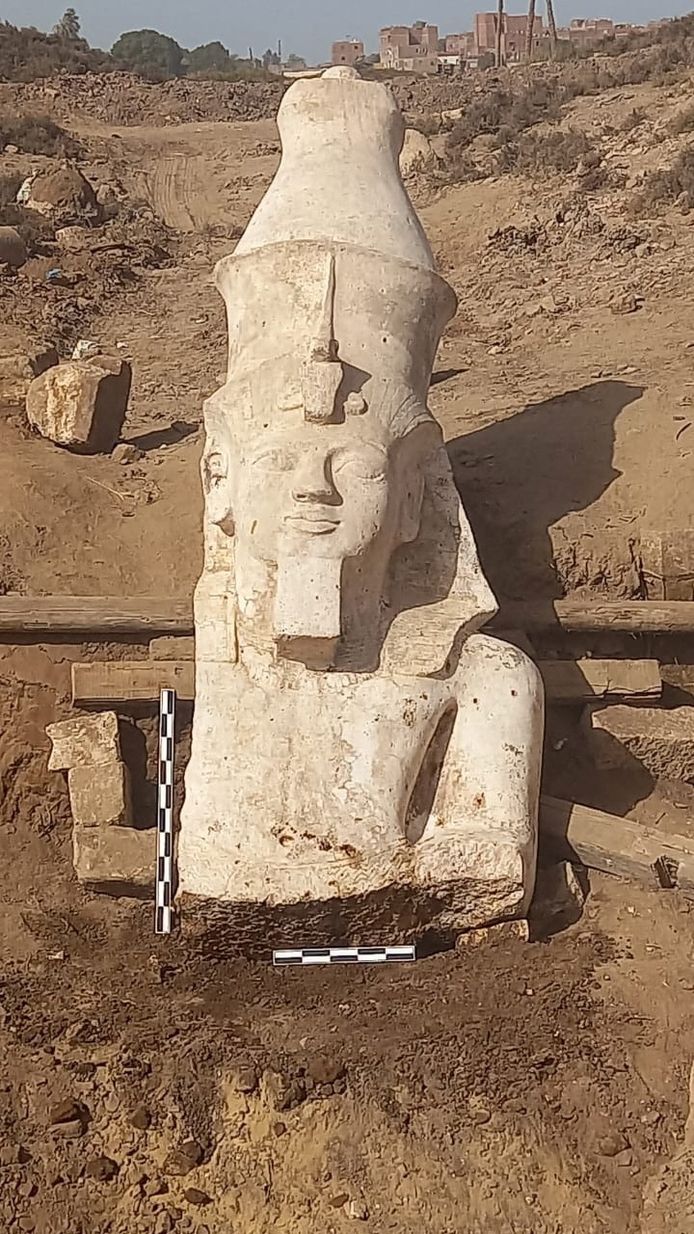 Het bovenste deel van het standbeeld van Ramses II.