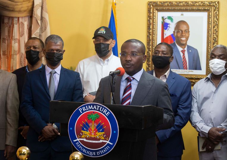 De Haïtiaanse interim-premier Claude Joseph tijdens een persconferentie donderdag. Beeld AP