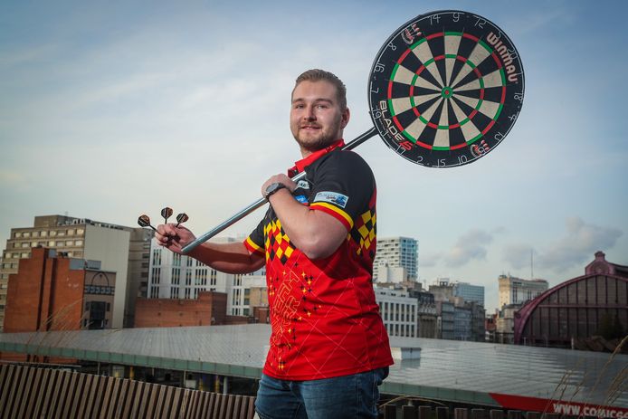 Dimitri Van den Bergh, op het balkon van het DPG Media-gebouw in Antwerpen.