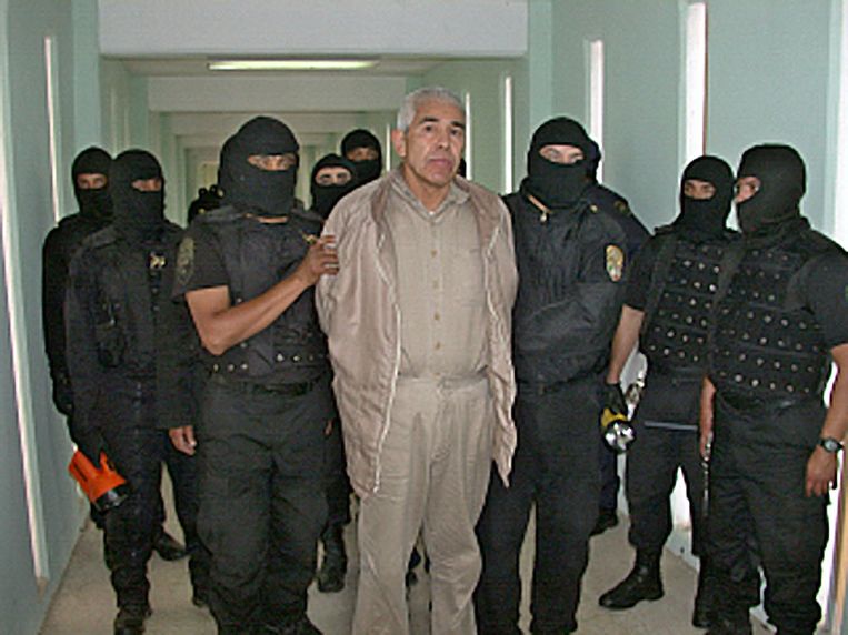 Archiefbeeld.  Drugsbaas Rafael Caro Quintero vergezeld door agenten in de gevangenis te Guadalajara. (29/01/2005)
 Beeld AFP